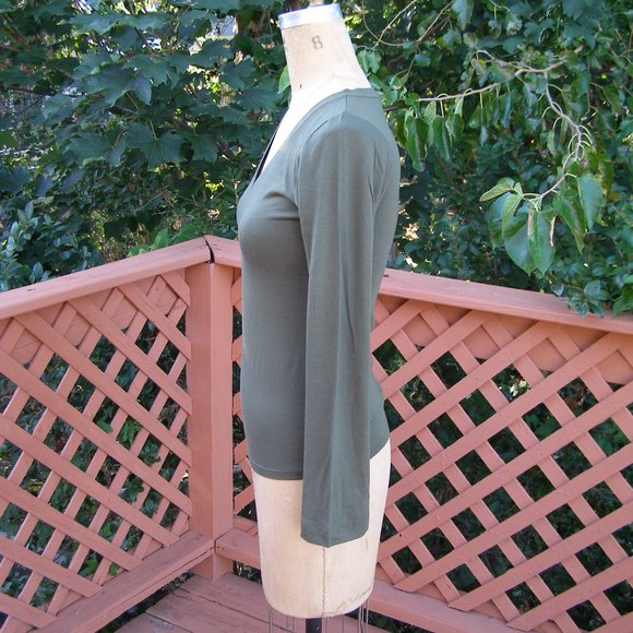 NEW size M 6-8 Romeo & Juliet Couture olive green long sleeve tee V-neck - Picture 3 of 9